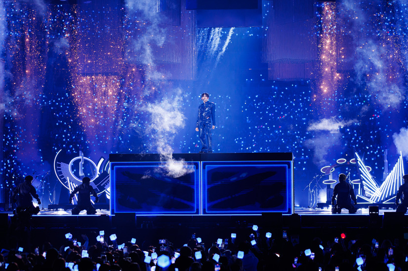 オープニングでソロステージを披露する「TOMORROW X TOGETHER」のヨンジュン　ⓒ CJ ENM Co., Ltd, All Rights Reserved
