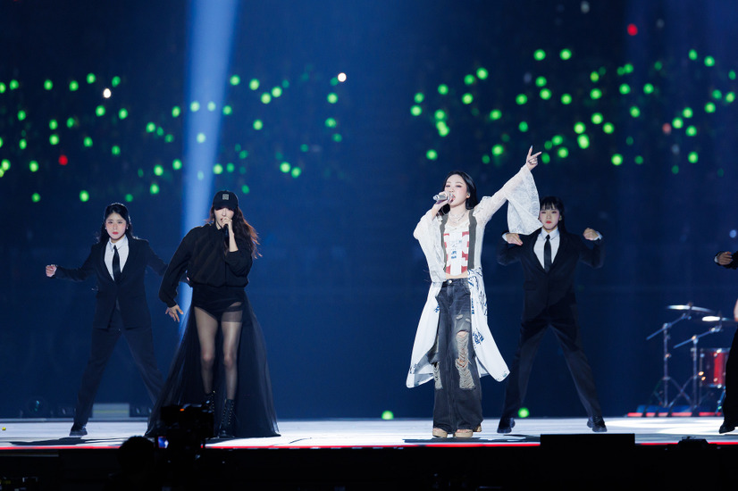 コラボステージを披露したイ・ジアとイ・ヨンジ　ⓒ CJ ENM Co., Ltd, All Rights Reserved