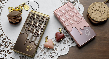 「docomo STYLE series」編の後半では残りの機種を紹介。目をひくチョコレートのような携帯電話や、女子高生の要望を取り入れたモデルなどが注目だ。