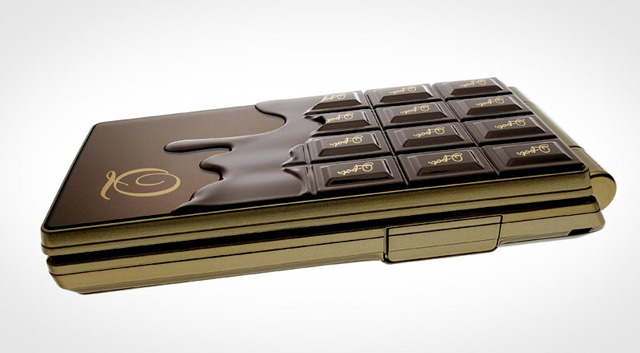 「docomo STYLE series」編の後半では残りの機種を紹介。目をひくチョコレートのような携帯電話や、女子高生の要望を取り入れたモデルなどが注目だ。