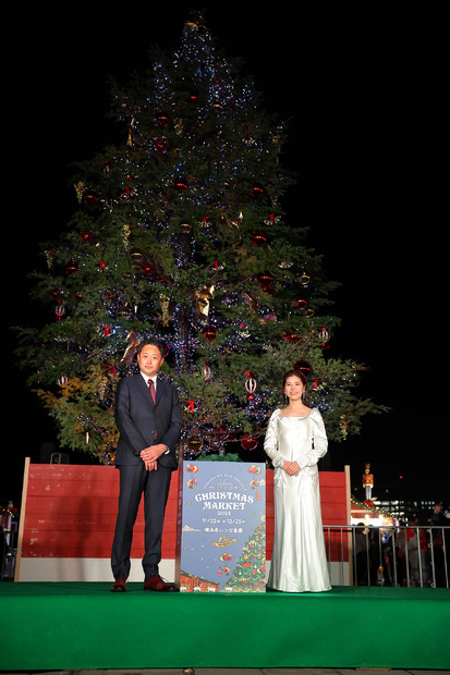 神田愛花が登壇した『Christmas Market in 横浜赤レンガ倉庫』クリスマスツリー点灯式