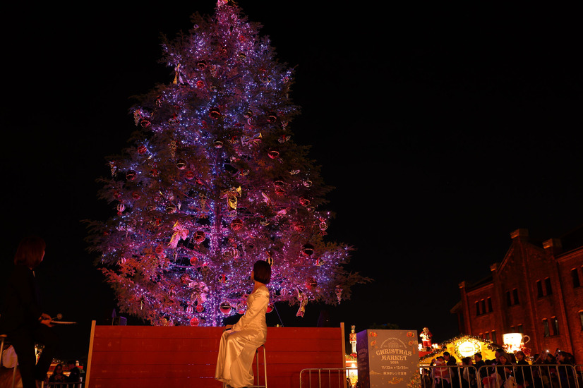 神田愛花が登壇した『Christmas Market in 横浜赤レンガ倉庫』クリスマスツリー点灯式