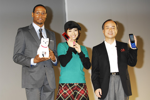 左から、ダンテ・カーヴァー、上戸彩、孫社長