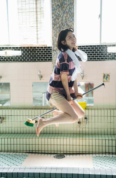 日比美思1st写真集「朝食ってビュッフェですか」　(C)藤本和典／玄光社