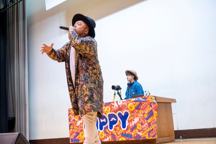 ゆうちゃみとHIPPYが登場した千葉・松戸市立松戸高等学校のサプライズイベント