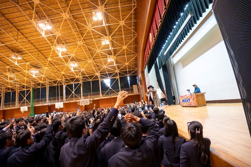 ゆうちゃみとHIPPYが登場した千葉・松戸市立松戸高等学校のサプライズイベント
