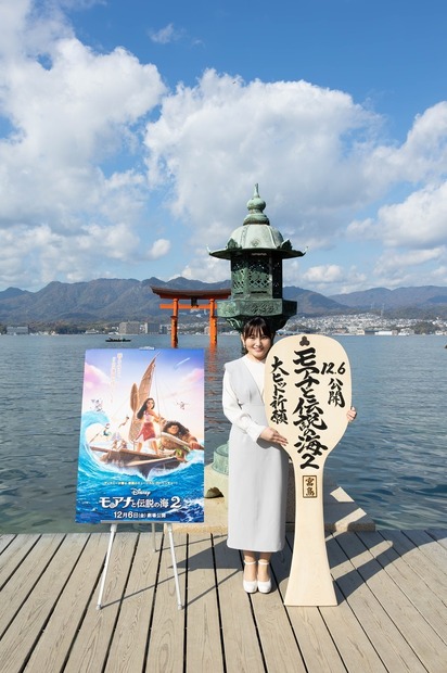 嚴島神社での鈴木梨央　12月6日（金）全国劇場公開『モアナと伝説の海２』配給：ウォルト・ディズニー・ジャパン　(C)2024 Disney. All Rights Reserved.