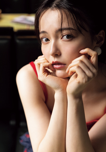 坂巻有紗の誌面掲載カット（撮影：中山雅文　ヘアメイク：田村直子 (GiGGLE)　スタイリング：長張貴子）