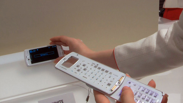 　ここでは10日にNTTドコモが発表して話題となっている「F-04B」について、写真でチェックしてみよう。