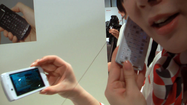 　ここでは10日にNTTドコモが発表して話題となっている「F-04B」について、写真でチェックしてみよう。