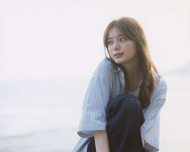 紺野彩夏ファーストフォトブック「透」（ひかり）