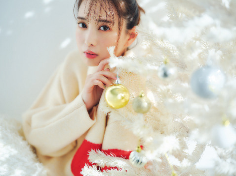 宮田聡子、雪とクリスマスムードに包まれたエモ可愛い着こなし披露