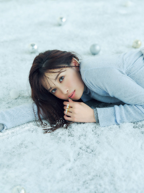 宮田聡子、雪とクリスマスムードに包まれたエモ可愛い着こなし披露