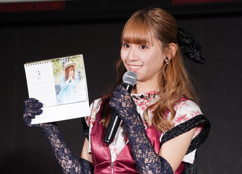 浅川梨奈【写真：竹内みちまろ】