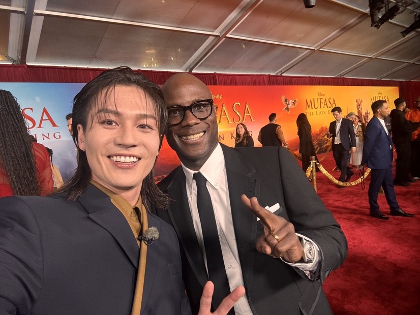 『ライオン・キング：ムファサ』ワールドプレミア　左から松田元太、バリー・ジェンキンス監督　(C) 2024 Disney Enterprises, Inc. All Rights Reserved.