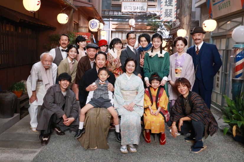 鈴鹿央士と松本穂香がクランクアップを迎えた『嘘解きレトリック』　(C)フジテレビ