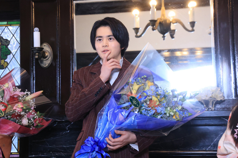 鈴鹿央士と松本穂香がクランクアップを迎えた『嘘解きレトリック』　(C)フジテレビ