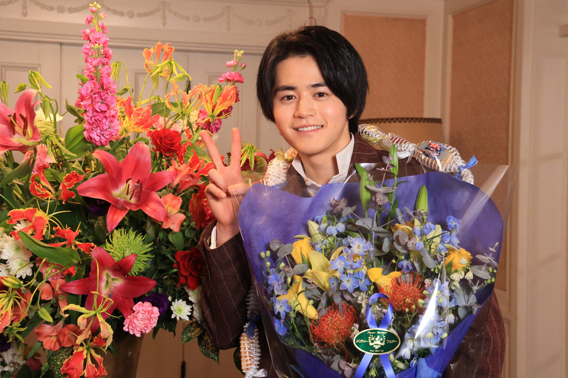 鈴鹿央士と松本穂香がクランクアップを迎えた『嘘解きレトリック』　(C)フジテレビ