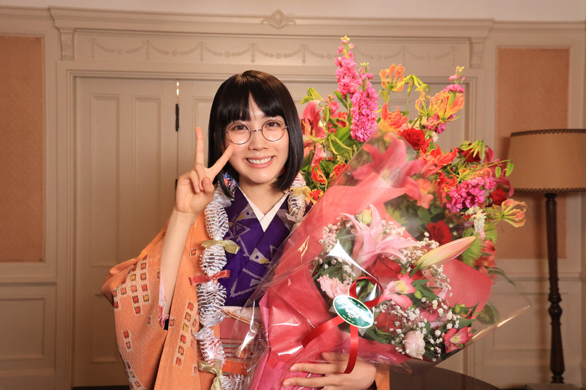 鈴鹿央士と松本穂香がクランクアップを迎えた『嘘解きレトリック』　(C)フジテレビ