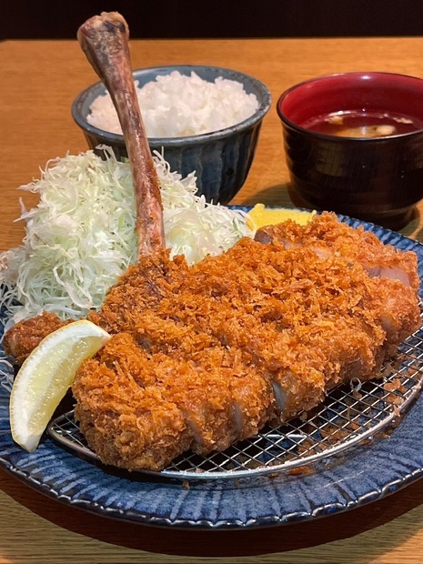 トンカツ ツキウマ 神山町店　限定メニュー「林SPF豚骨付きリブ　トマホークカツ定食」