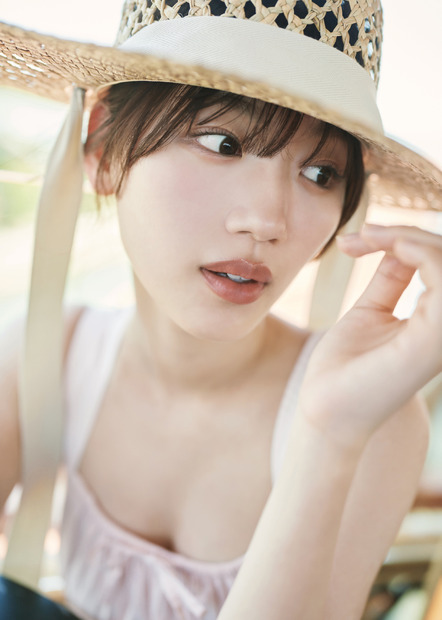 （C)日向坂46 佐々木美玲1st写真集『陽射しのパレード』／集英社　撮影／熊木優（io)