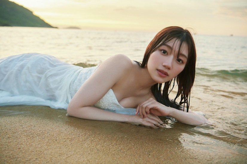 （C)日向坂46 佐々木美玲1st写真集『陽射しのパレード』／集英社　撮影／熊木優（io)