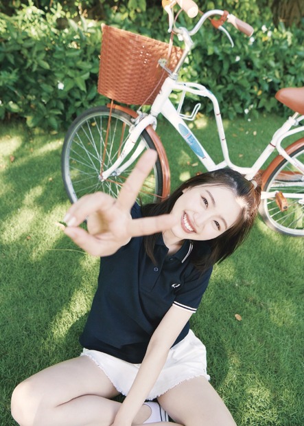 （C)日向坂46 佐々木美玲1st写真集『陽射しのパレード』／集英社　撮影／熊木優（io)