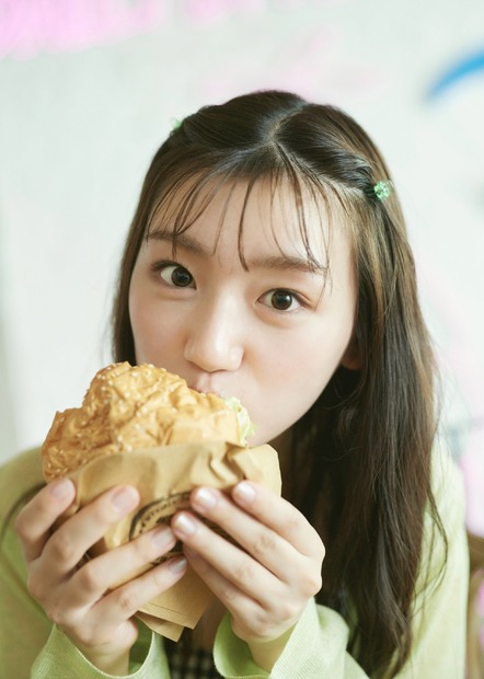 （C)日向坂46 佐々木美玲1st写真集『陽射しのパレード』／集英社　撮影／熊木優（io)