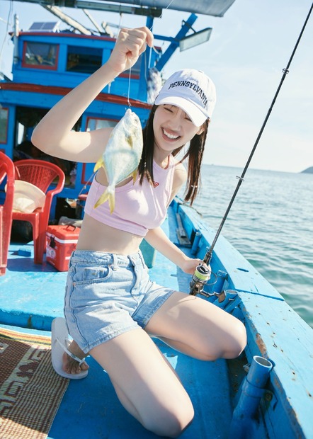 （C)日向坂46 佐々木美玲1st写真集『陽射しのパレード』／集英社　撮影／熊木優（io)