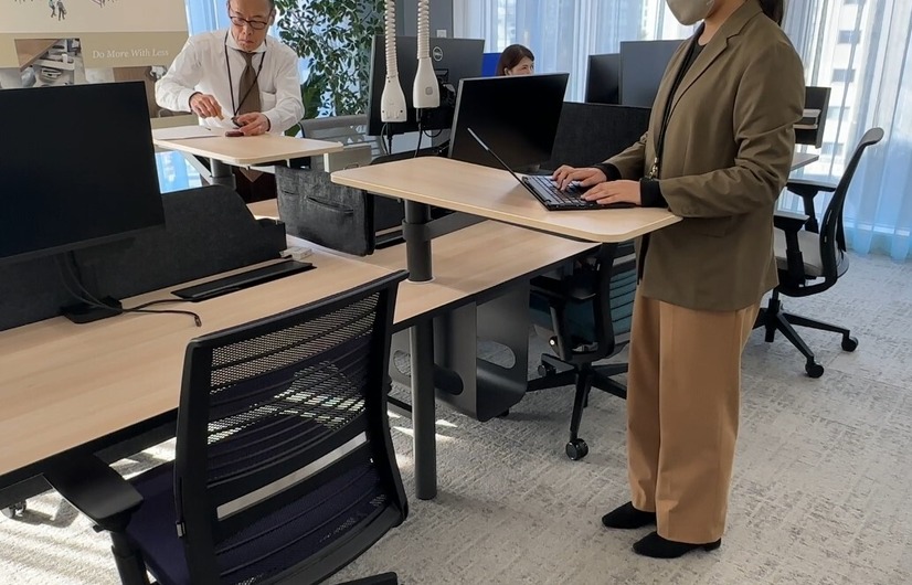 「Steelcase」など海外メーカーのオフィス家具も取り扱う。こちらのデスクには、立ち作業や軽い打ち合わせに使える可動式カウンターが付属する。