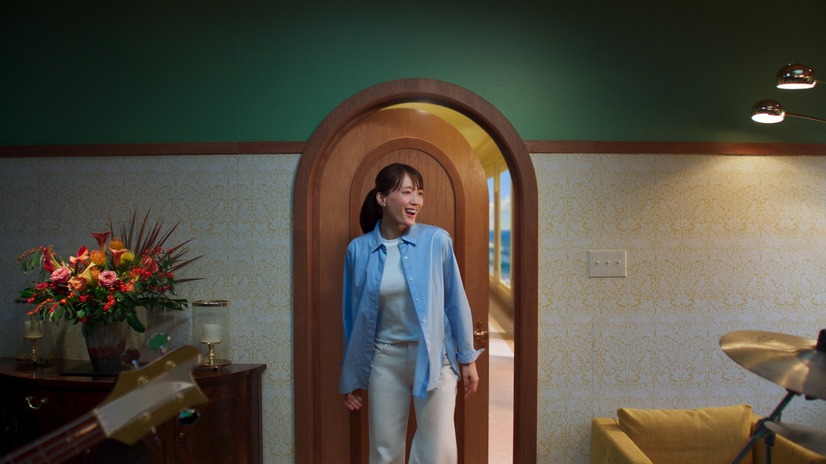 ユニクロの新TVCM「LifeとWear/ジーンズホテル/WOMEN」