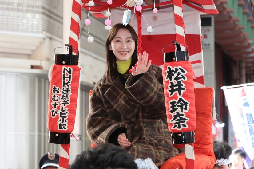 宝恵駕行列に参加した松井玲奈（C）NHK