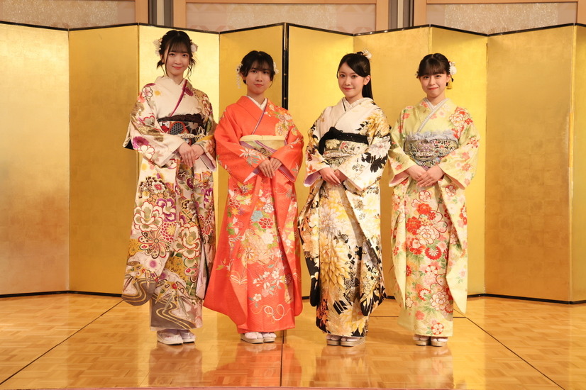 (左から)奥野心羽、澤田奏音、篠原京香、倉本羽菜©2025 Zest, Inc. / 衣装協力：株式会社清水屋