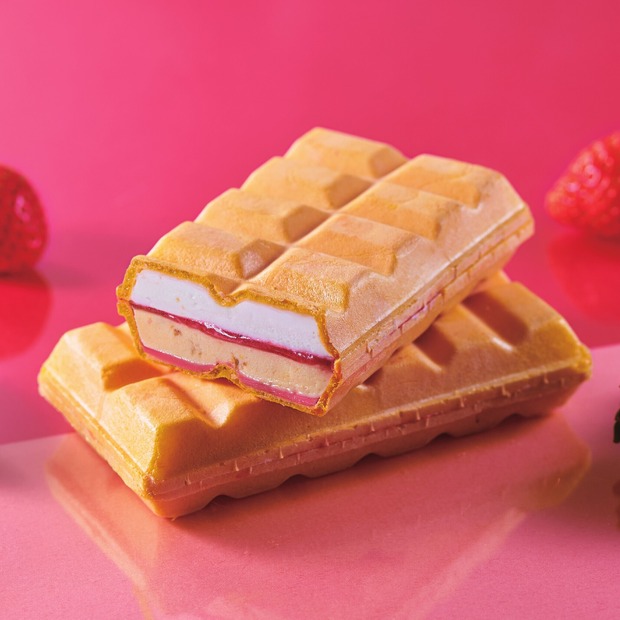 DESSERT モナカ フレーズ・シャンティ ～苺のケーキ～ 価格：1 個 150 円（税込 162 円）／ 4 個入 550 円（税込 594 円）（C）シャトレーゼ