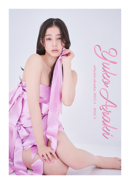 『新木優子オフィシャルカレンダー2025.4-2026.3』デスクタイプ表紙画像　(C)️SDP