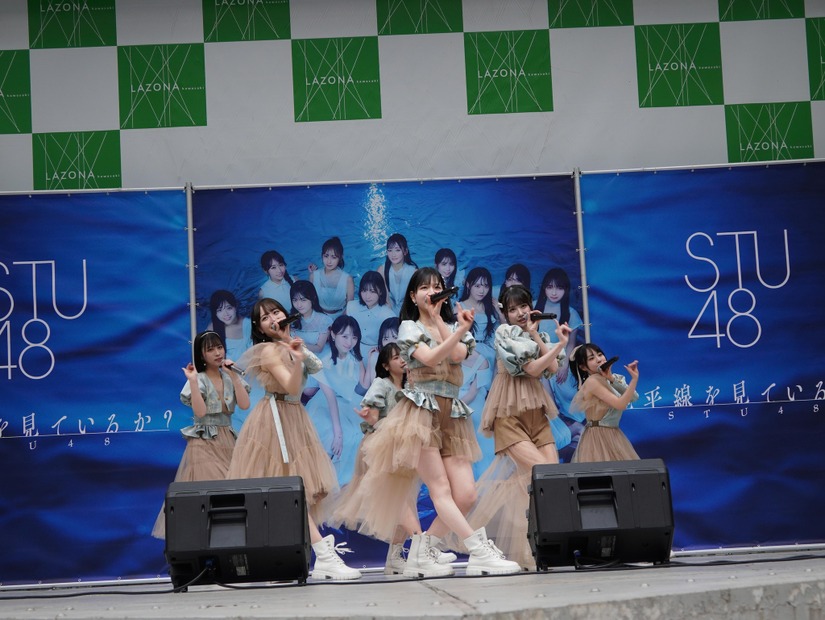 神奈川・ラゾーナ川崎プラザ ルーファ広場で開催された11thシングル「地平線を見ているか？」の発売記念イベント　(C)STU