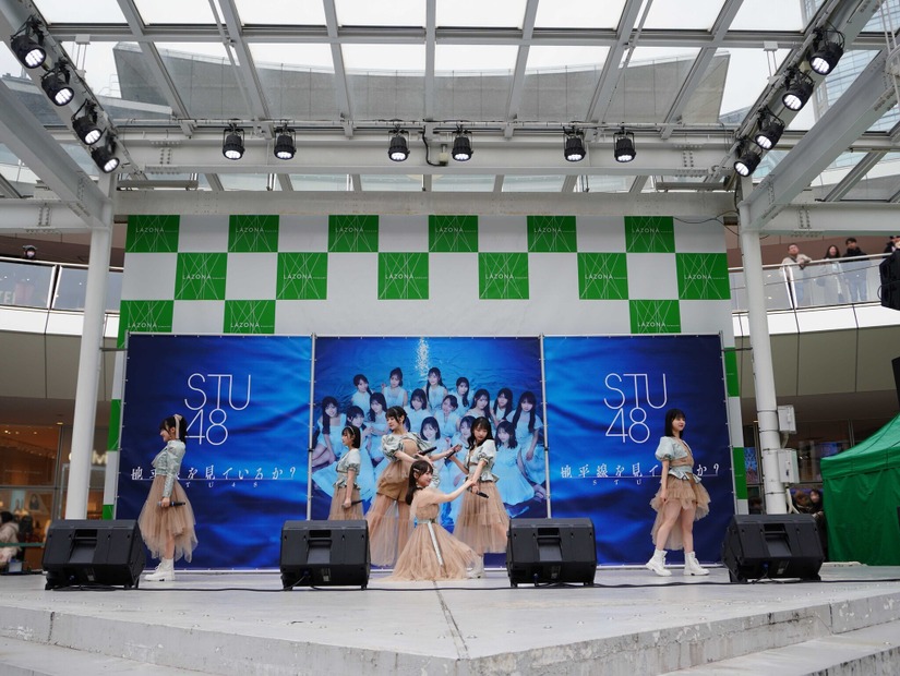 神奈川・ラゾーナ川崎プラザ ルーファ広場で開催された11thシングル「地平線を見ているか？」の発売記念イベント　(C)STU