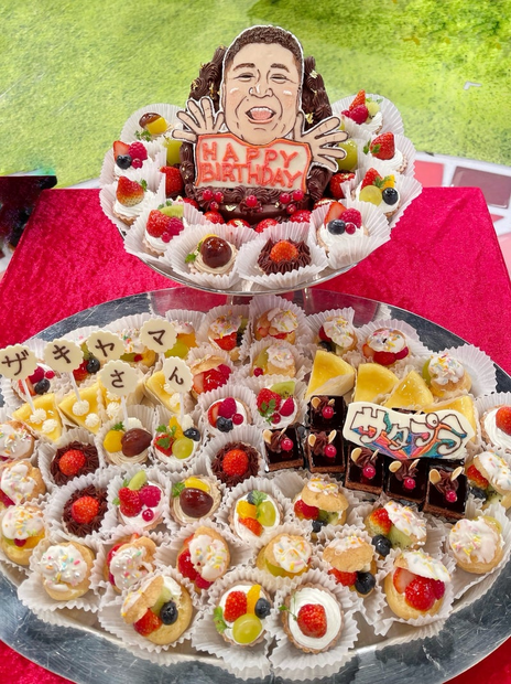 アンタッチャブル山崎の似顔絵プレートが飾られた特製ケーキ（写真はアンミカの公式ブログから）