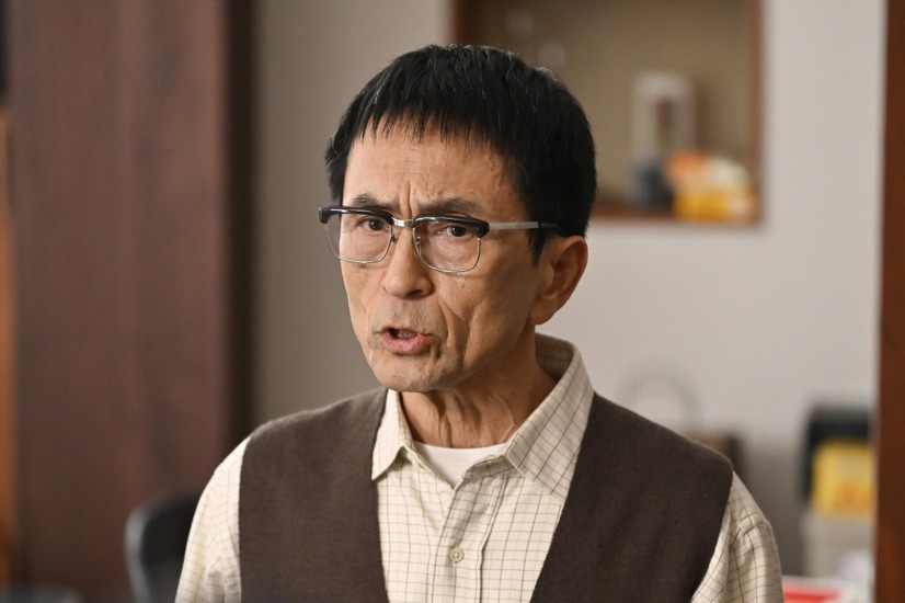 水曜ドラマ『問題物件』徳井優（第2話）　(C)フジテレビ