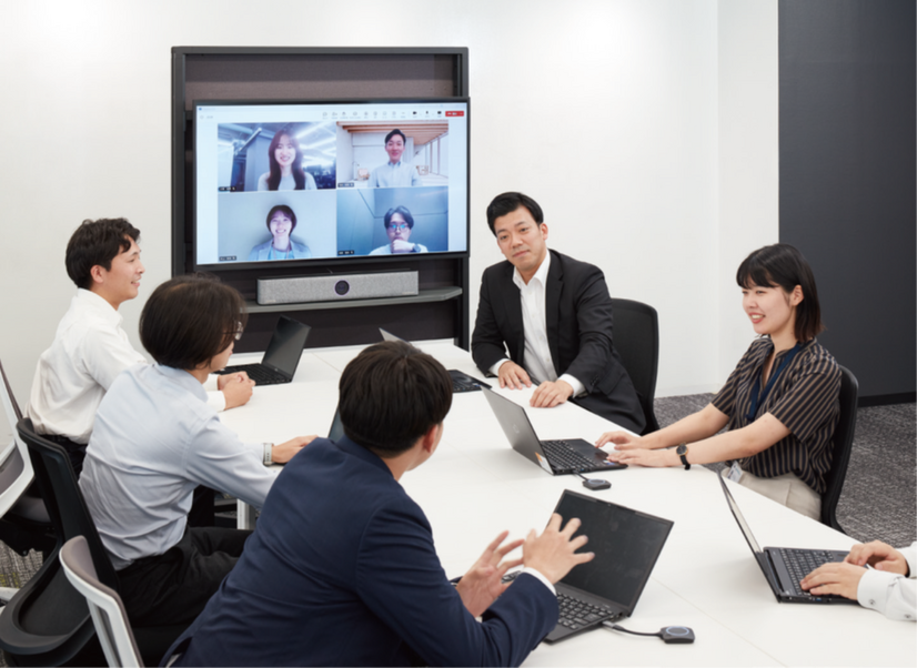 大型モニターには、PCにボタンを挿して押すだけで映像・音声が無線で投影できる「ClickShare（クリックシェア）」を設置。こちらも同社が販売する製品だ。（写真提供：内田洋行）