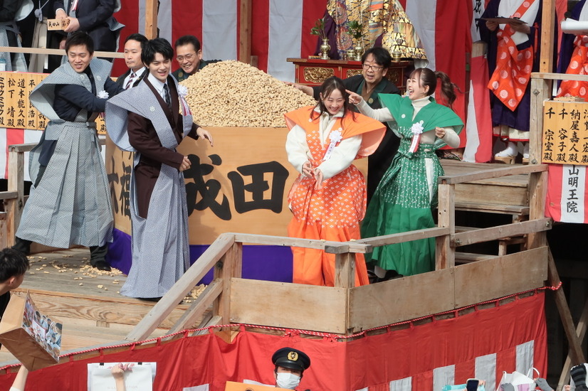 大阪・成田山不動尊の「節分祭」に参加した佐野勇斗、松井玲奈、みりちゃむ（C）NHK