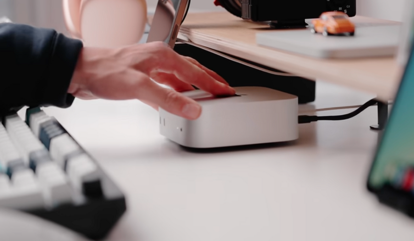 コンパクトなMac miniは、モニタースタンドの下に収納。