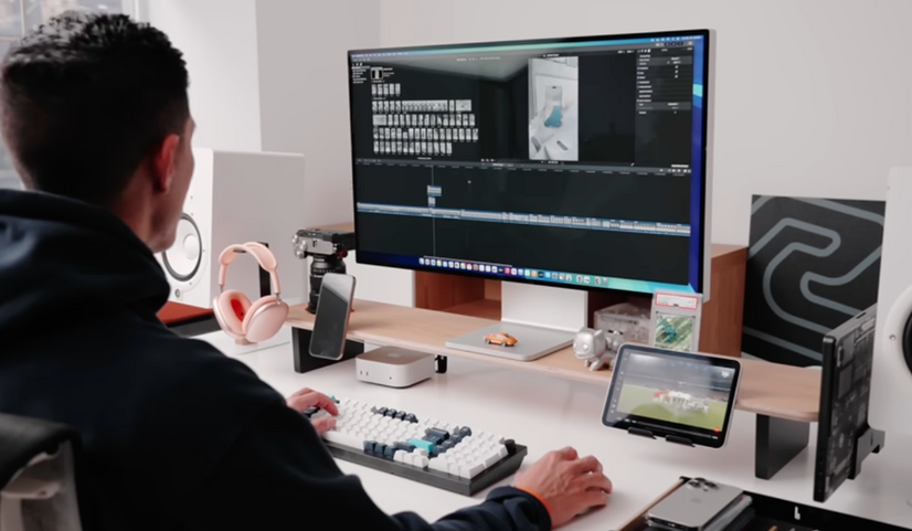 片手で扱えるサイズ感がお気に入りというiPad mini。Sidecar機能でMacのセカンドディスプレイとして使うことが多い。
