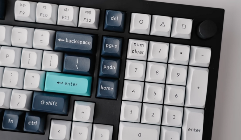 配色が特徴的な Keychron Q5 Max。打鍵感の良さも気に入っているという。