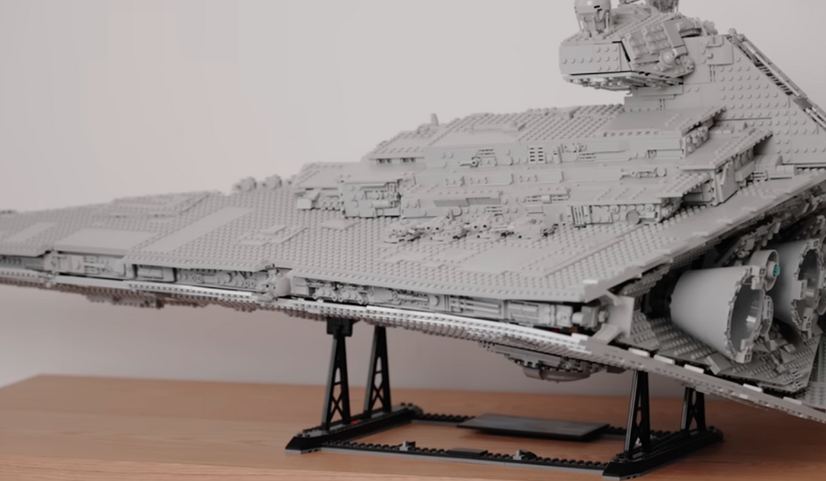 レゴについての詳しい説明はないが、こちらはおそらく「Imperial Star Destroyer」（総ピース数4784）。
