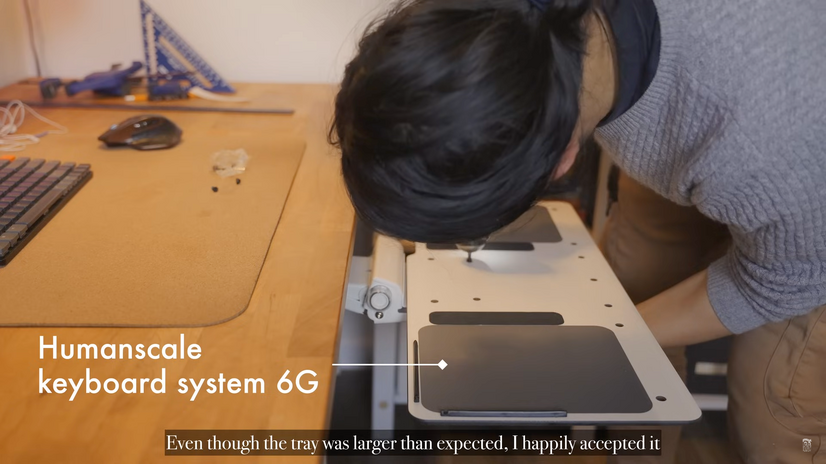 引き出し機構部分（ドロワー）とトレイのセット。電動工具を使って手際よくデスクに取り付け。