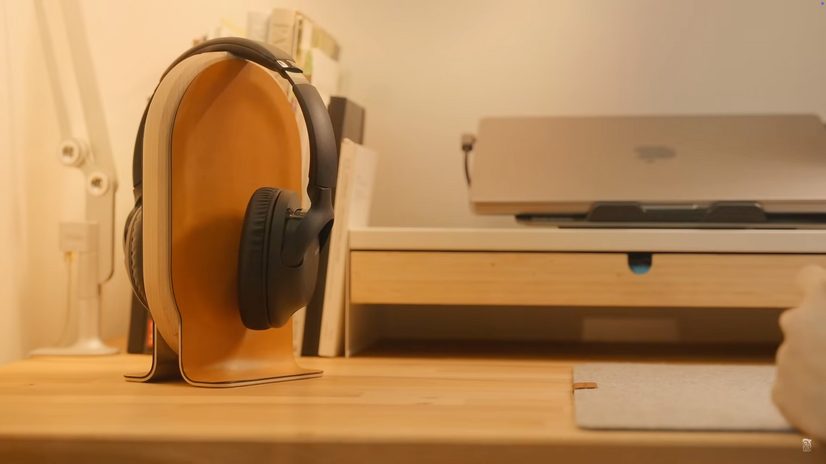 ステンレスのフレームに無垢のウッドとレザーを組み合わせた、GROVEMADEのヘッドホンスタンド。