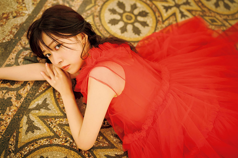 『鈴原希実 1st写真集 届け』　撮影／熊木優　（C)KADOKAWA