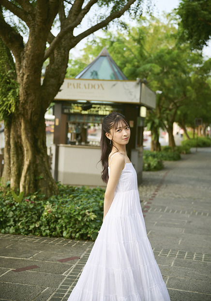 『鈴原希実 1st写真集 届け』　撮影／熊木優　（C)KADOKAWA