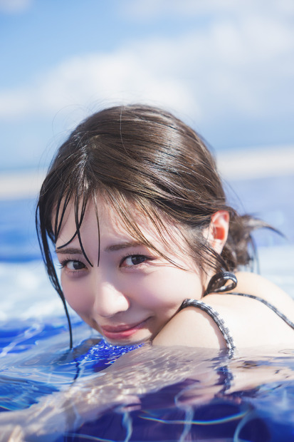 好評発売中／Peel the Apple 浅原凛 1st 写真集『凜』（C）扶桑社